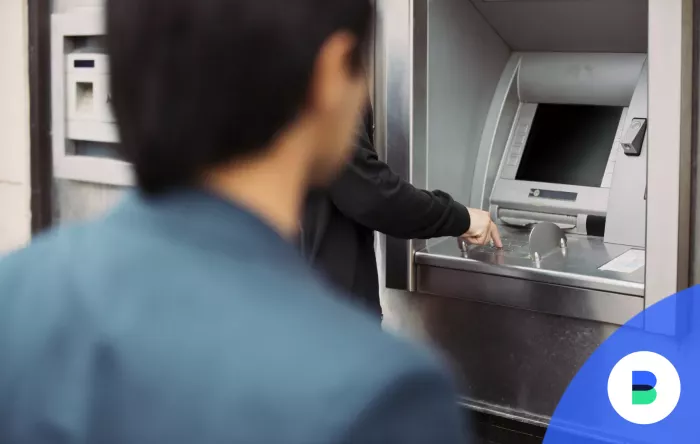 Férfi külföldön ATM-ből készpénz vesz fel bankkártya segítségével
