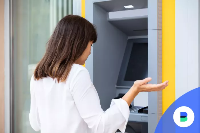 Értetlenül áll egy nő egy volt MKB-s ATM előtt mert nem tudja hogyan fizethet be készpénzt