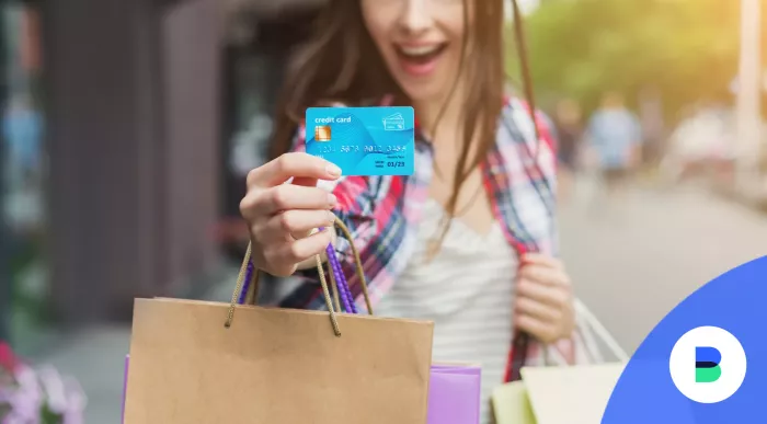 Váásrlás után megmutatja egy lány a bankkártyáját amivel pénzt is fel lehet venni