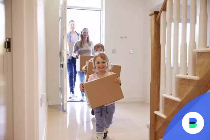 Kisgyermekek költöznek be a CSOK támogatással kifizetett házba boldogan