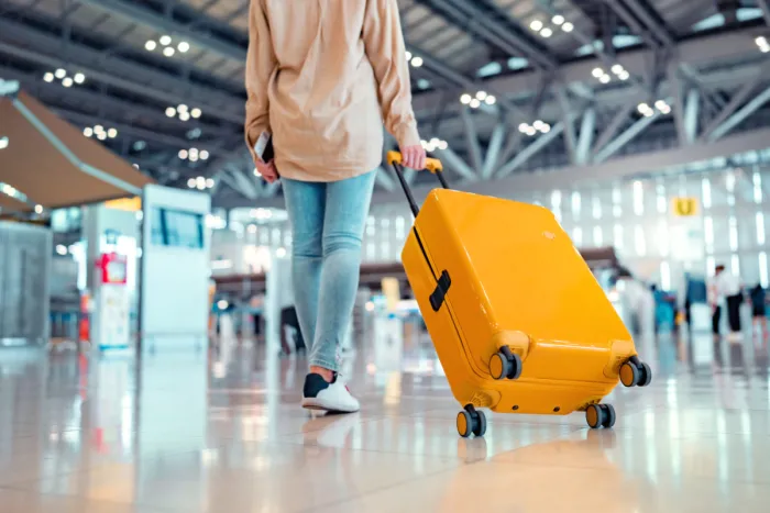 Turista húzza magával a bőröndjét