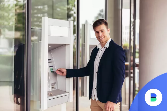 Deviza töltésű ATM-ből vesz fel készpénzt egy férfi