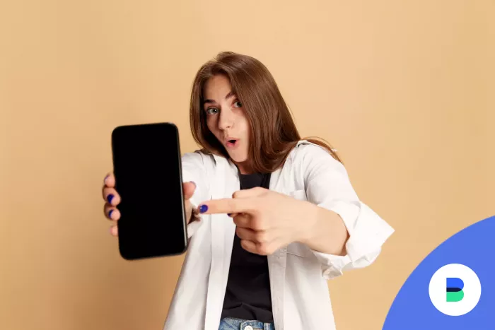 Diáklány mutatja a mobiltelefonját