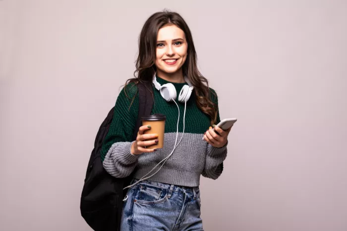 Diáklány aki most nyitja meg a mobiltelefonjával a bankszámláját