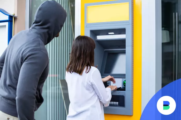 Erste ATM-es készpénzfelvételnél tolvaj kilesi a PIN kódot nő háta mögül