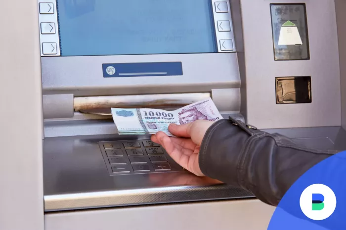 Erste ATM-ből vesz ki forintot egy férfi