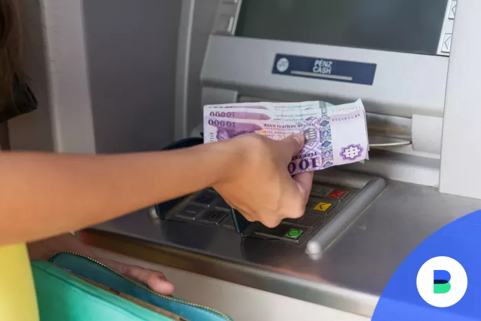 Tízezer forintos bankjegyek felvétele ATM-ből