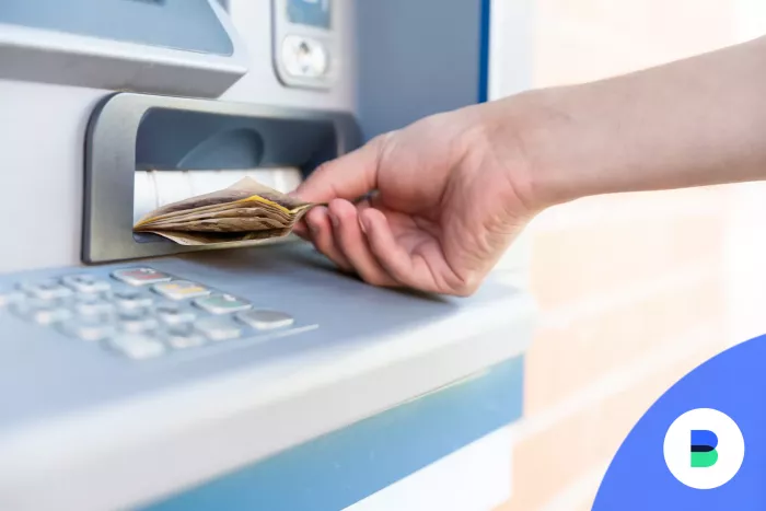 Férfi Erste ATM-be készpénz fizet be