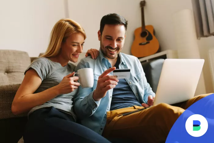 Erste hitelkártyához kapcsolódó kedvezményeket néz laptopon ez a házaspár