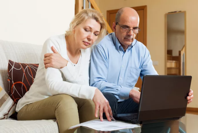 Házaspár laptopon keres információt a kedvezményes banki utalásokról