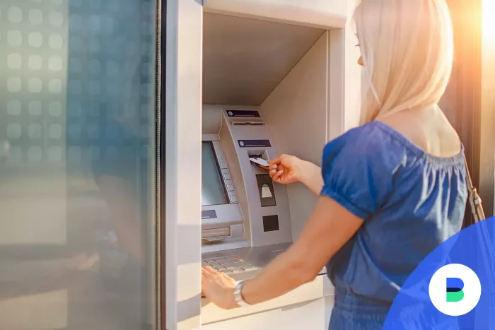 Idegen banki ATM-ből pénzkivét magas készpénzfelvételi díjért
