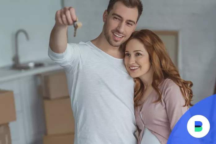 Boldogan mutatja egy új lakás tulajdonosa a lakáskulcsot