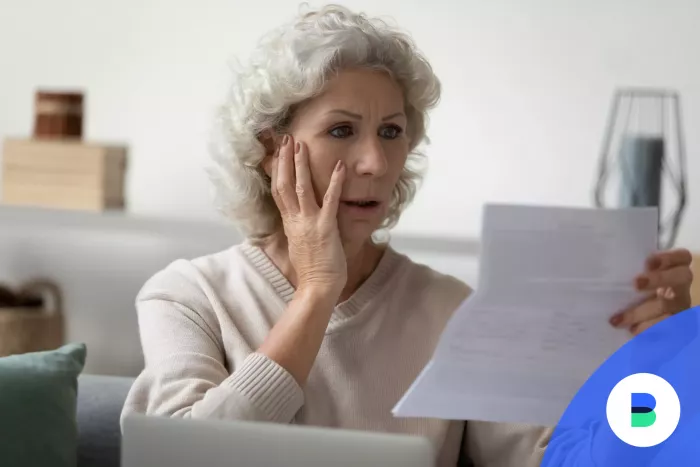 CSodálkozva olvassa az idős nő, hogy mennyire megemelkedtek az árak