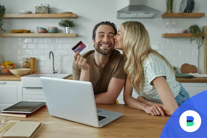 Boldog házaspár webshopról vásárol Curve kártyával
