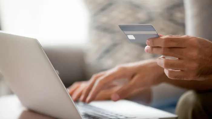 Online vásárol a bankkártya segítségével egy nő