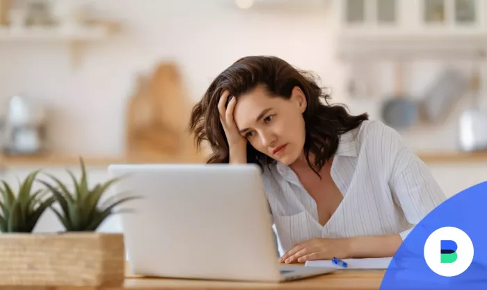 Aggódó nő laptopon olvassa az örökösödési adó jogszabályait