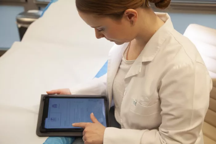 Orvos kiértékeli egy beteg adatait tablet segítségével