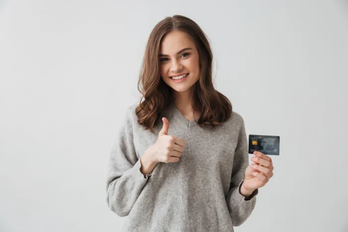 OTP Junior számlához tartozó bankkártyát tart egy diáklány a kezében