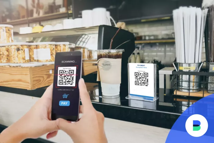 QR kód beolvasása egy kávézóban mobiltelefonnal