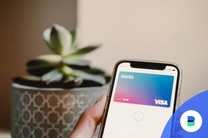 Revolut bankkártya mobilba integrálva