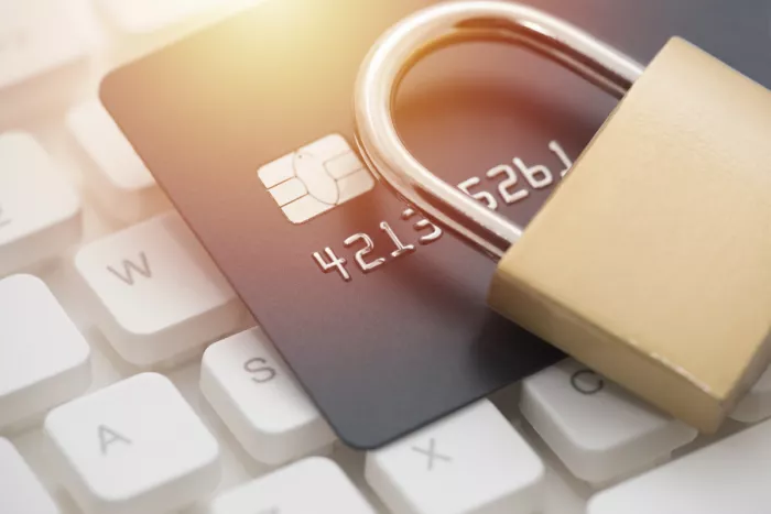 Biztonságos virtuális bankkártya számítógép billentyűzetén