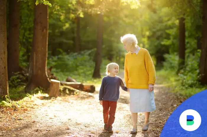 Unoka nagymamával sétál aki a nagyszülői gyed-et igényelte