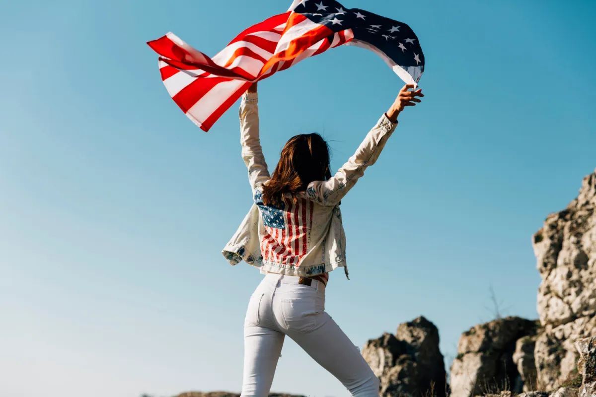 amerikai zászlót lengető nő