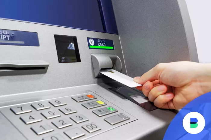 Készpénzbefizetést fog csinálni ennél az ATM-nél egy ügyfél