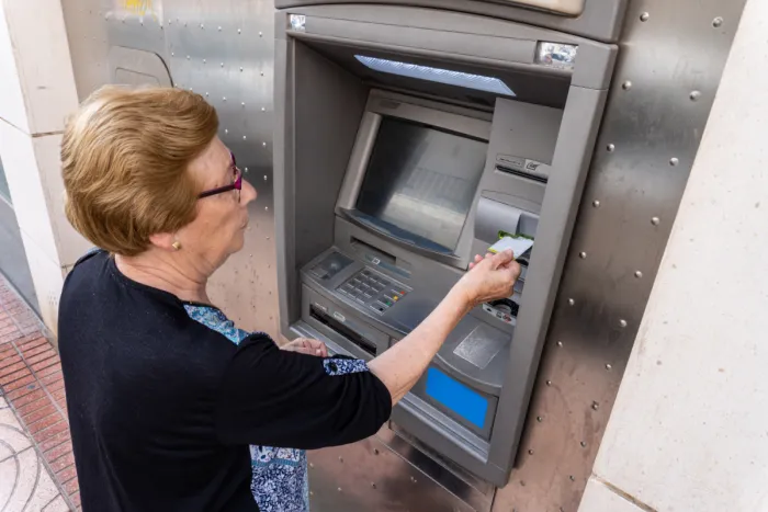 hölgy készpénzt vesz fel atm-ből