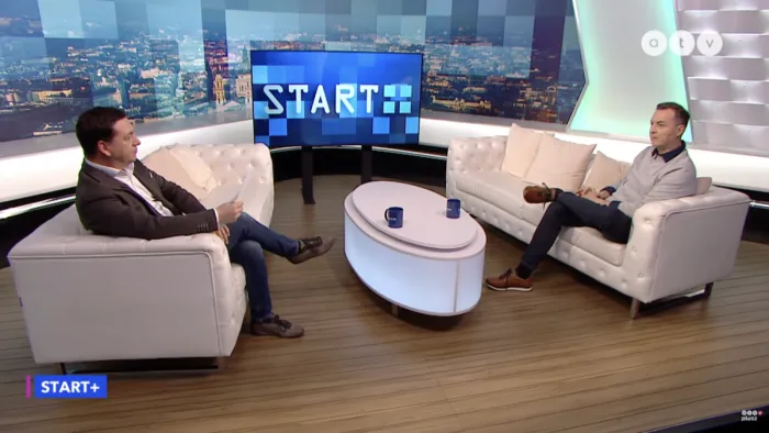 szakértő és riporter beszélget az atv stúdiójában