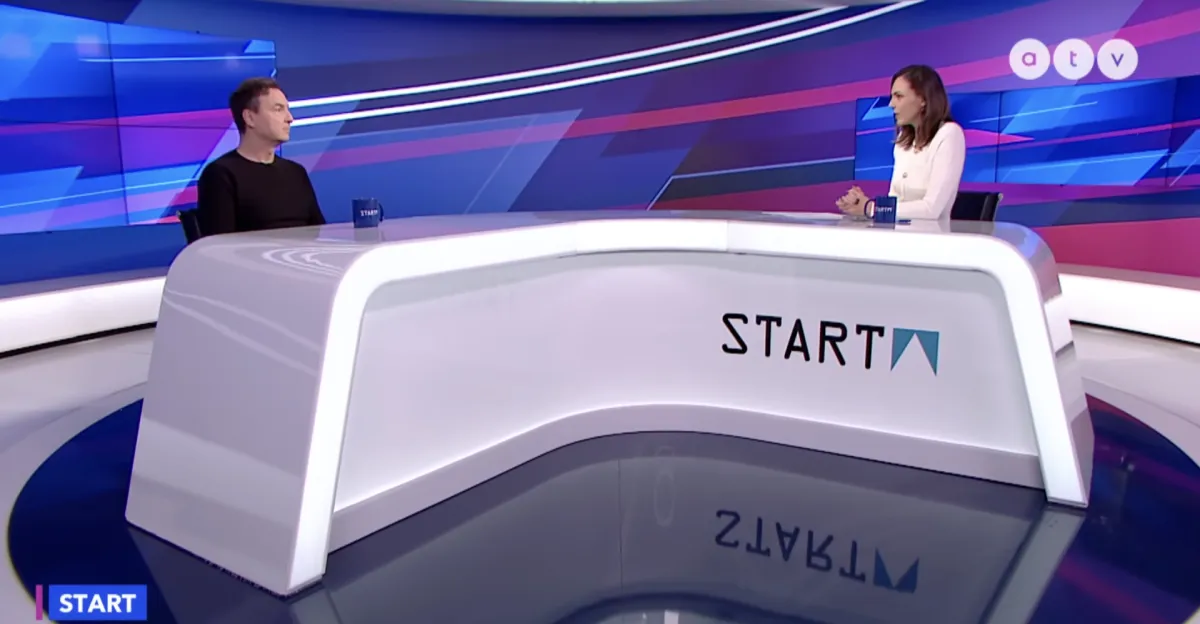 hírcsatorna stúdiójában riporter és szakértő beszélget