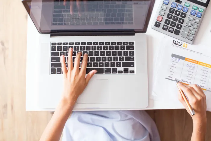Hogyan intézhetők a számlák és átutalások teljesen automatikusan egy vállalkozói számlán? számlát online utal laptopon
