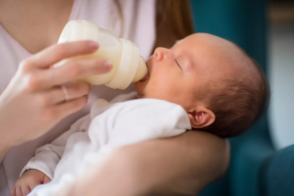 Babaváró szerződéskötés után érkezett kisbaba eszik