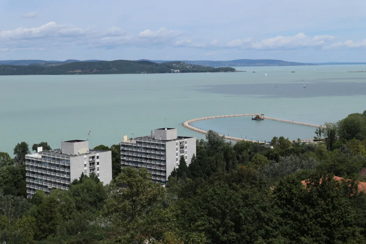 a balatoni turizmus iszapba fulladt, de mégis van „low budget