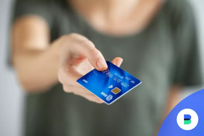 Vásárló nyújtja a bankkártyáját fizetéshez