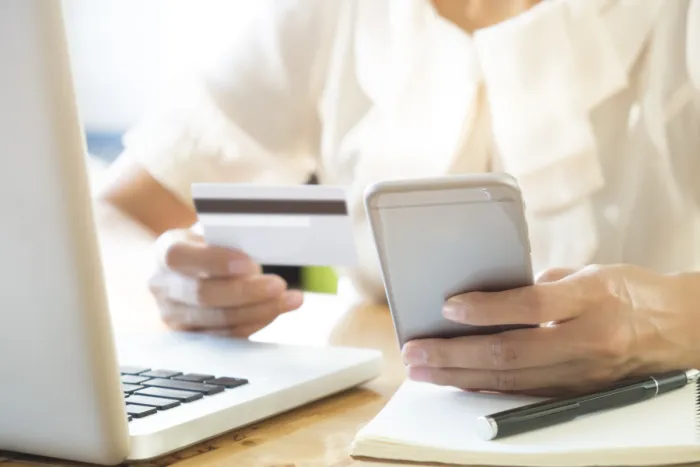 Megújította lakossági számlacsomagjait az OTP Bank – a meglévő ügyfelek is változásokra készülhetnek kártyával fizet valaki a mobilján keresztül