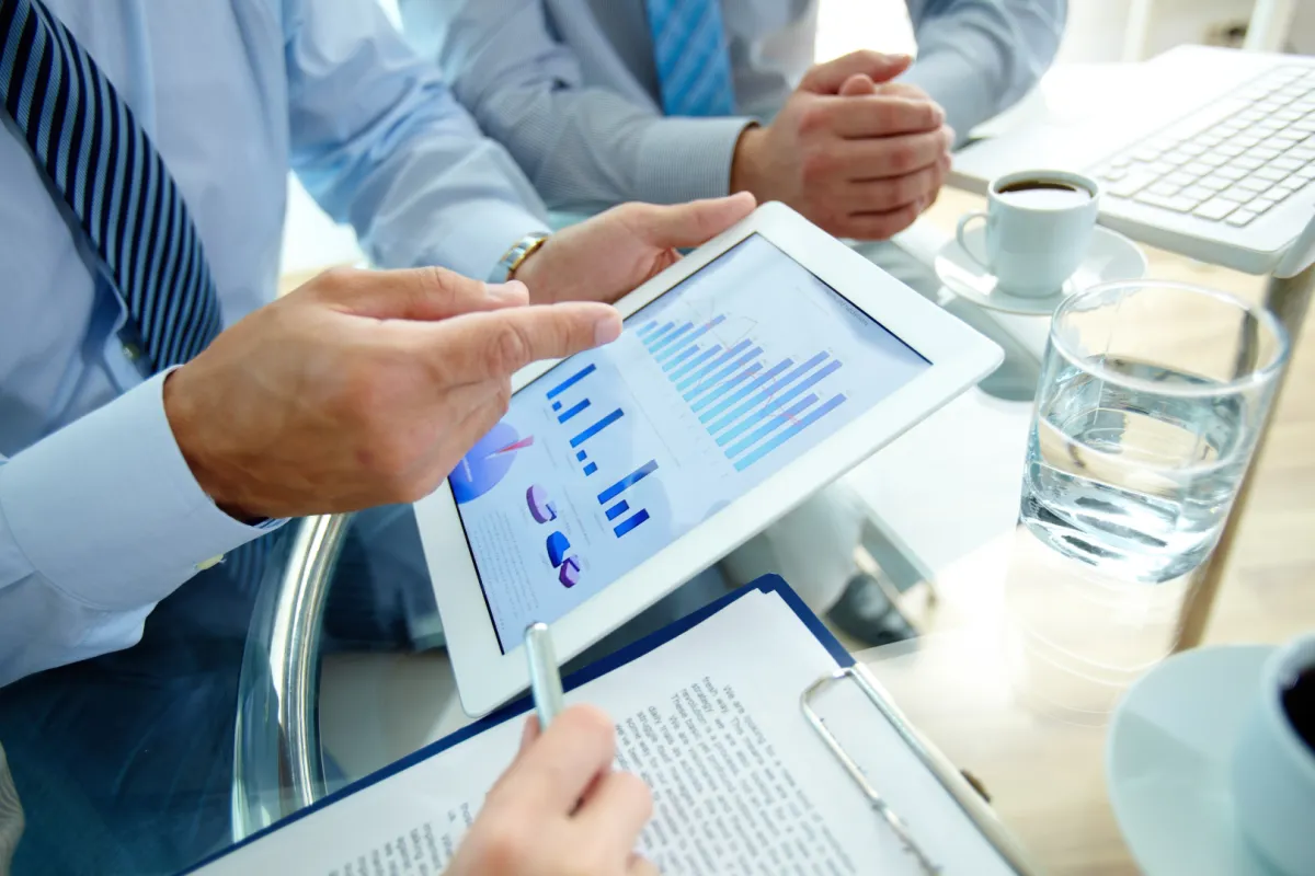 Befektető csapat diagramokat elemez