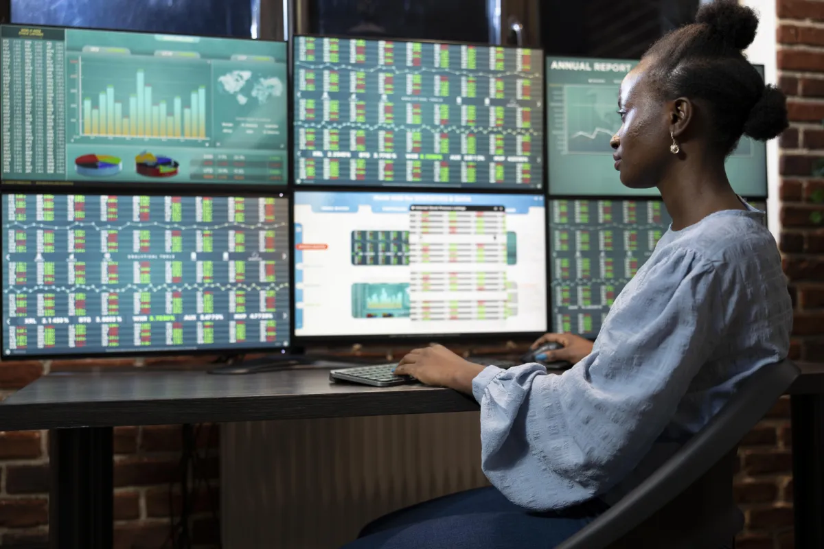 befektető figyeli a részvényárfolyamokat