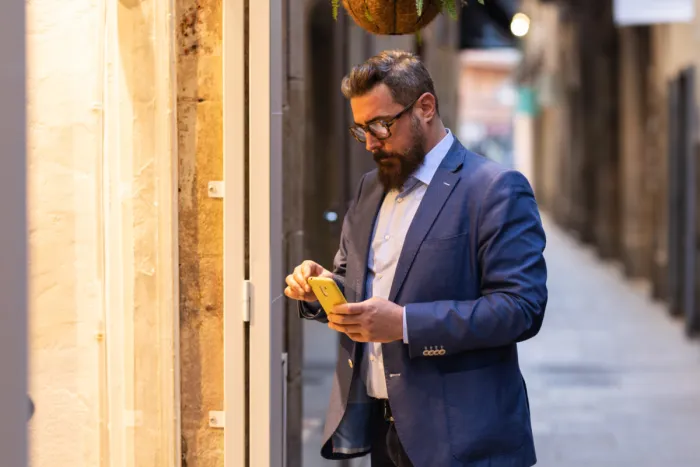 Régi telefonom van, meddig biztonságos rajta bankolni? Férfi aggódik a mobilbankja biztonsága miatt