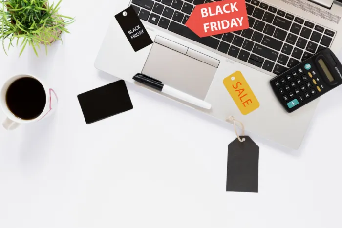 Black Friday a bankoknál: Akár 170 000 forintot is kaphat, aki most lép Top view desk with laptop and sale tags