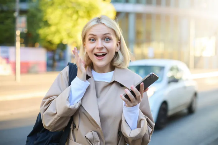 boldog nő mobiltelefonnal