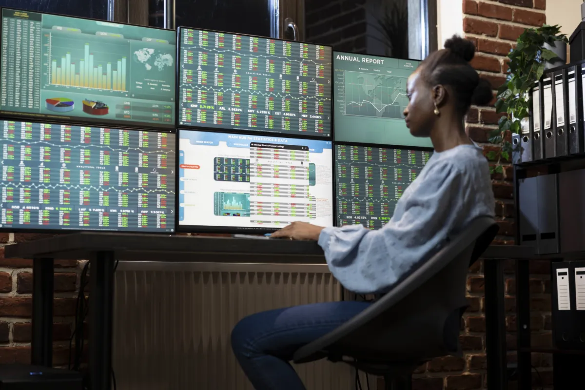 Bróker értékpapír-elemzéseket néz.