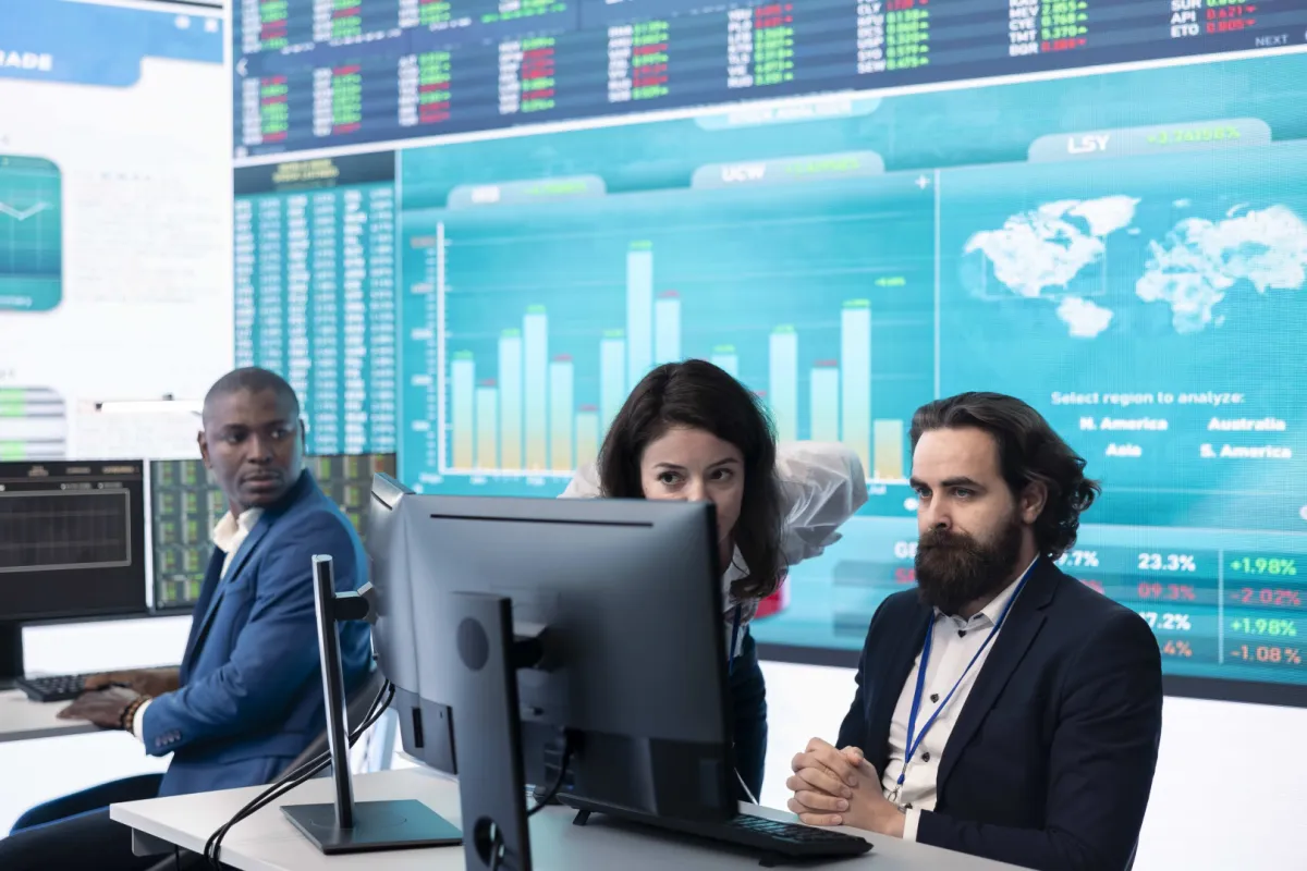 Brókerek nézik a monitort