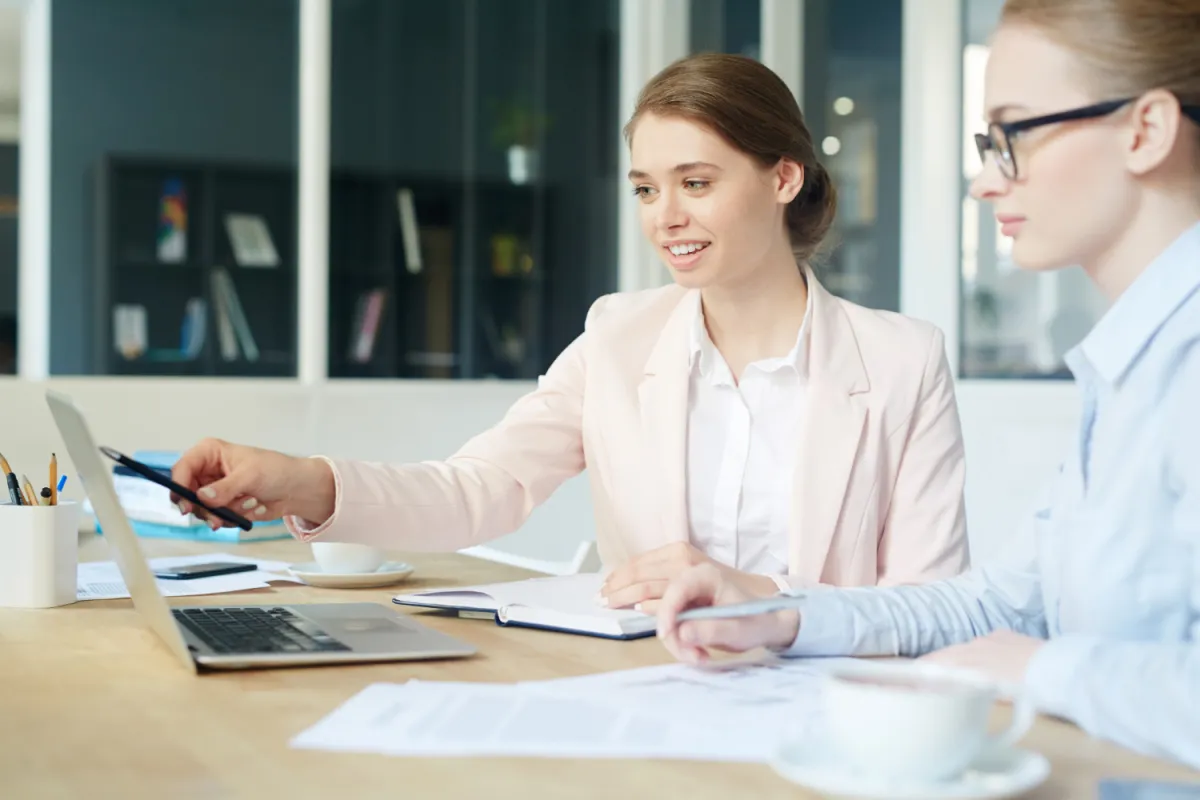 helyes fiatal nők laptop előtt elemeznek