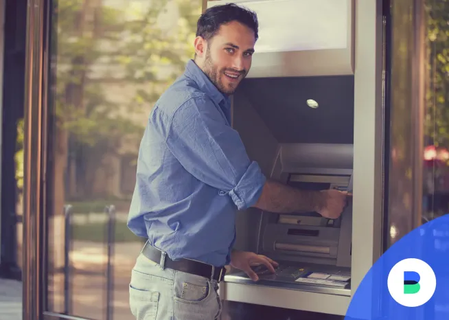 Némely kedvezményes devizaátváltási lehetőséget kínáló banknál devizakártyát is igényelhetsz. Ezzel vesz fel egy férfi pénzt az ATM-ből.