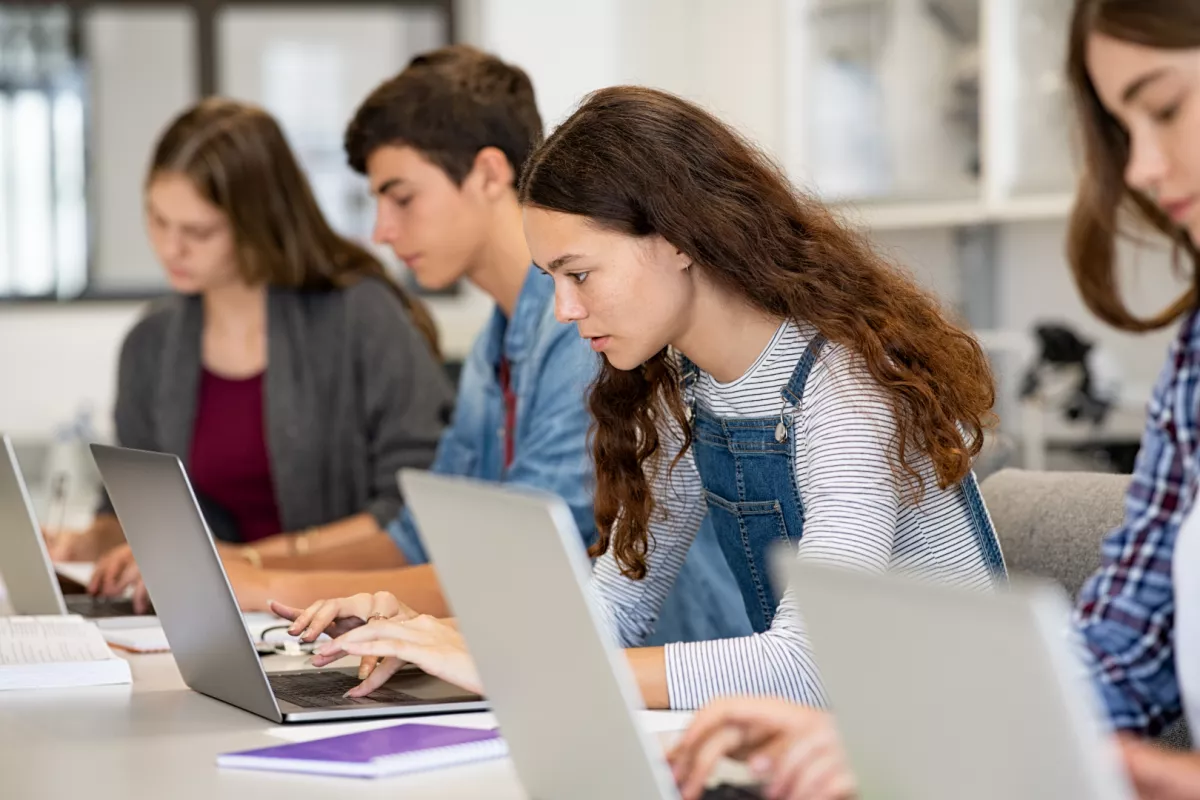 Fiatalok laptopon keresztül megnyitják az első bankszámlájukat