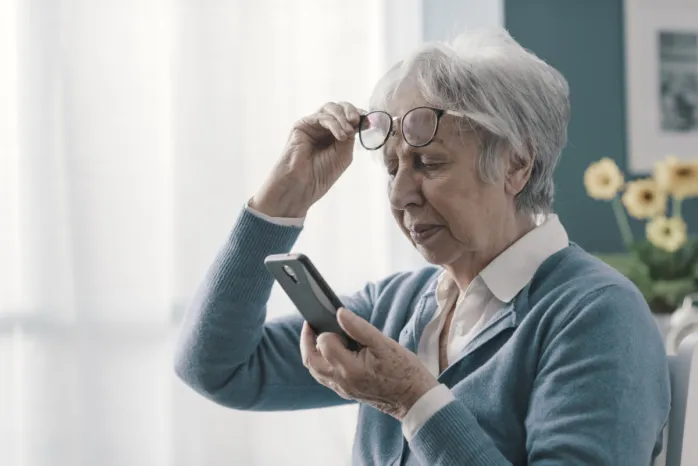 idős hölgy a mobilbankját nézi