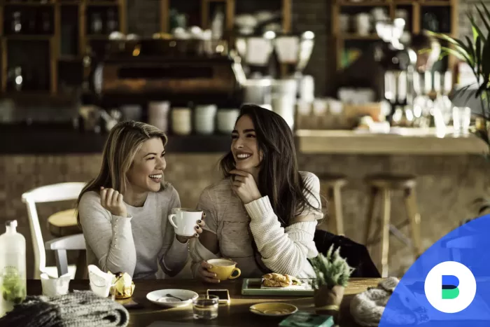 Drága étteremben két boldog nő kávézik