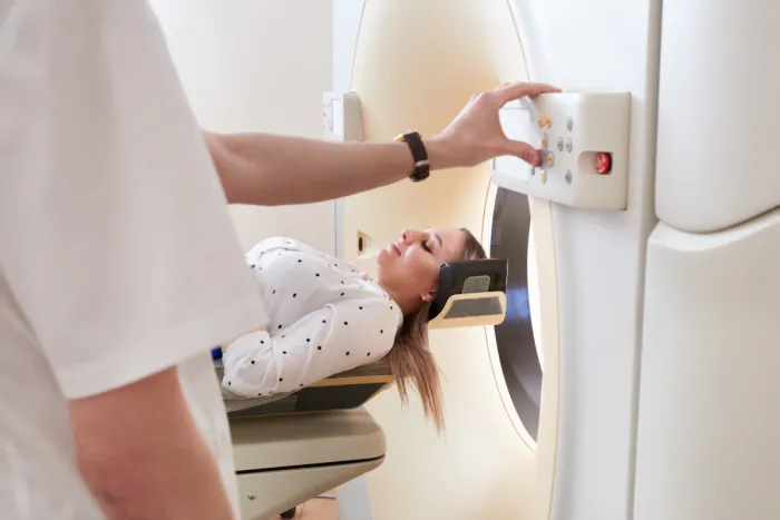 fiatal nő nyugodtan fekszik képalkotó diagnosztikai vizsgálatra készülve