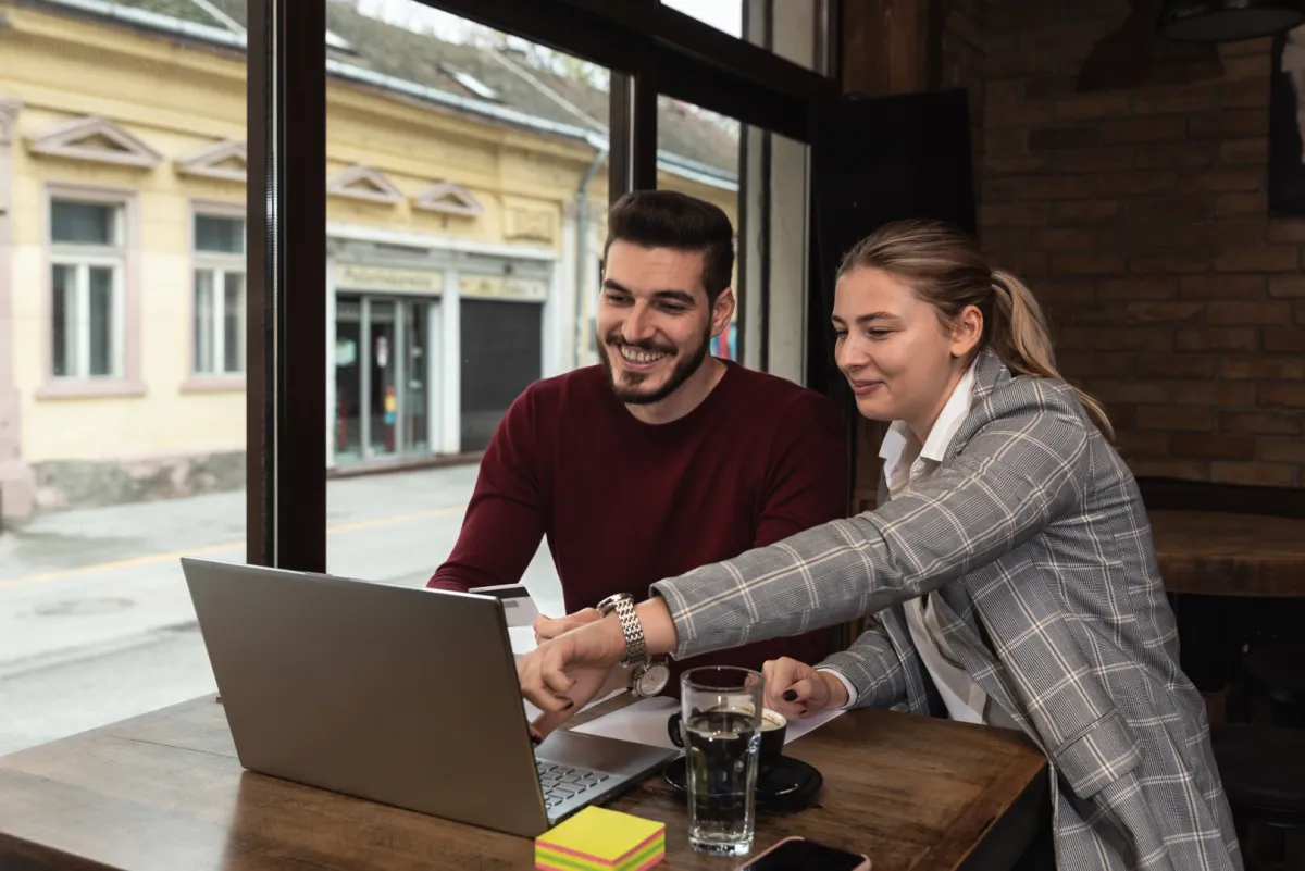 Pénzügyi tanácsadó laptopon megmutatja az egészségpénztár előnyeit